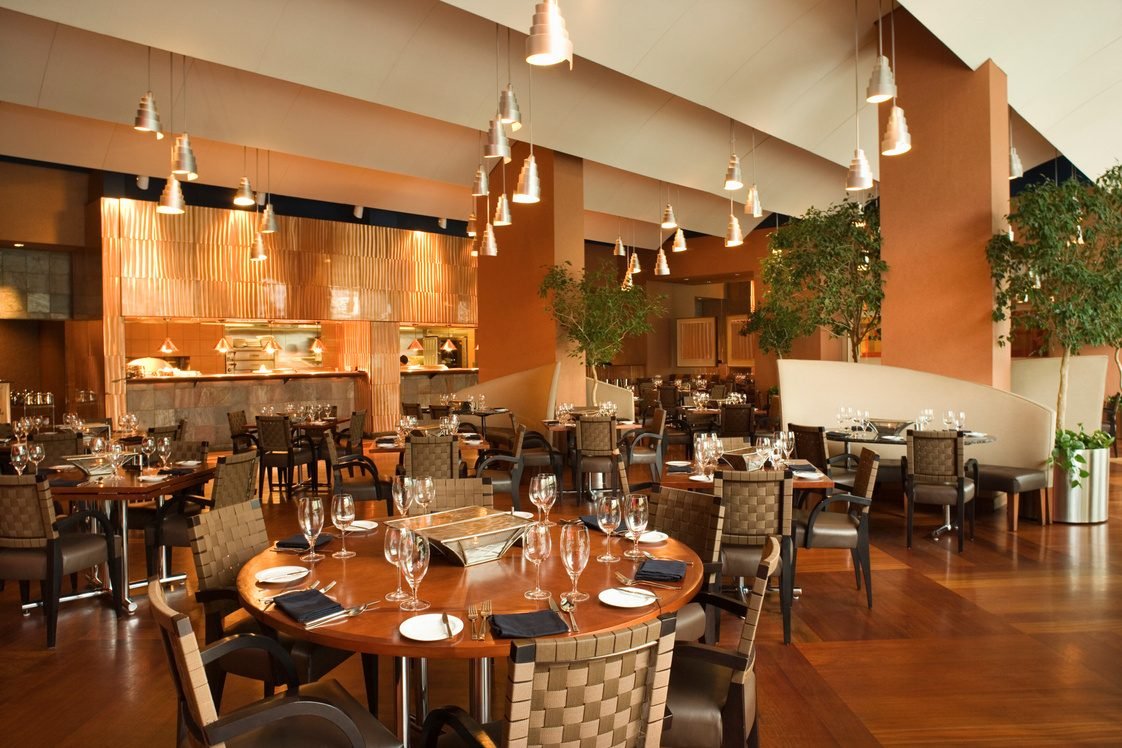Salle de restaurant privatisée à Casablanca, tables dressées pour un événement